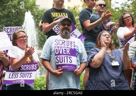 Pittsburgh, Usa. 12. Juli 2023. Arbeiter des Allegheny General Hospital halten während einer Pressekonferenz im Allegheny Commons Park North in Pittsburgh am Mittwoch, den 12. Juli 2023 Schilder. Die Pressekonferenz fand statt, als die SEIU Healthcare, die Vereinigung der 1.200 registrierten Krankenschwestern des Allegheny General Hospital, sich auf Vertragsverhandlungen vorbereitet. (Foto: Paul Weaver/Sipa USA) Guthaben: SIPA USA/Alamy Live News Stockfoto