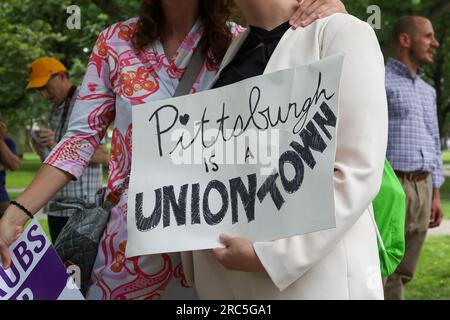 Pittsburgh, Usa. 12. Juli 2023. Eine Person hält ein Schild mit der Aufschrift „Pittsburgh is a Union Town“ während einer Pressekonferenz im Allegheny Commons Park North in Pittsburgh am Mittwoch, den 12. Juli 2023. Die Pressekonferenz fand statt, als die SEIU Healthcare, die Vereinigung der 1.200 registrierten Krankenschwestern des Allegheny General Hospital, sich auf Vertragsverhandlungen vorbereitet. (Foto: Paul Weaver/Sipa USA) Guthaben: SIPA USA/Alamy Live News Stockfoto