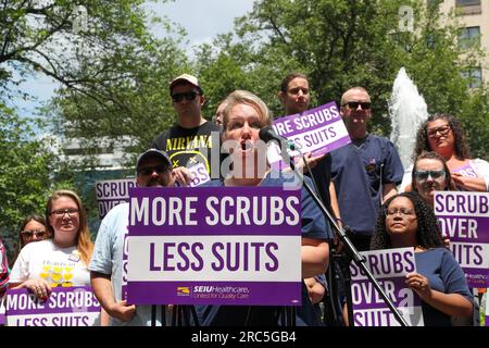 Pittsburgh, Usa. 12. Juli 2023. Katrina Rectenwald, Vorsitzende der Schwesterngewerkschaft im Allegheny General Hospital, spricht am Mittwoch, den 12. Juli 2023, auf einer Pressekonferenz im Allegheny Commons Park North in Pittsburgh. Die Pressekonferenz fand statt, als die SEIU Healthcare, die Vereinigung der 1.200 registrierten Krankenschwestern des Allegheny General Hospital, sich auf Vertragsverhandlungen vorbereitet. (Foto: Paul Weaver/Sipa USA) Guthaben: SIPA USA/Alamy Live News Stockfoto