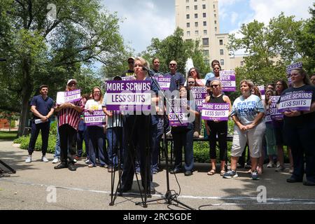 Pittsburgh, Usa. 12. Juli 2023. Katrina Rectenwald, Vorsitzende der Schwesterngewerkschaft im Allegheny General Hospital, spricht am Mittwoch, den 12. Juli 2023, auf einer Pressekonferenz im Allegheny Commons Park North in Pittsburgh. Die Pressekonferenz fand statt, als die SEIU Healthcare, die Vereinigung der 1.200 registrierten Krankenschwestern des Allegheny General Hospital, sich auf Vertragsverhandlungen vorbereitet. (Foto: Paul Weaver/Sipa USA) Guthaben: SIPA USA/Alamy Live News Stockfoto