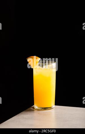 Selbstgemachter Screwdriver Cocktail Erfrischungsgetränk Wodka, frischer Orangensaft, Sirup und Orangenbitter, garniert mit Orangenscheiben Stockfoto
