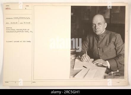 Oberst Lenori an seinem Schreibtisch in Port of Embarration, Newport News, VA, wie von Sergeant Newberg am 7-21-19 fotografiert. Dieses Bild ist Teil der Historical Series, die die amerikanischen militärischen Aktivitäten während des Ersten Weltkriegs darstellt. Es ist als Nummer 56951 gekennzeichnet und wird vom Fotografen Sergeant Newberg symbolisiert. Stockfoto