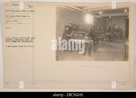 Studenten in den USA Schule für Militärluftfahrt, in Cambridge, Massachusetts, studiert in den Arbeitsräumen und Labors. Diese spezielle Klasse konzentriert sich auf die Mechanik von Gasmotoren für angehende Flugzeuge. Foto aufgenommen von Boston Photo News Co. Am 1. Juli 1918. Dieses Bild und die Informationen sind nur für den offiziellen Gebrauch bestimmt. Stockfoto