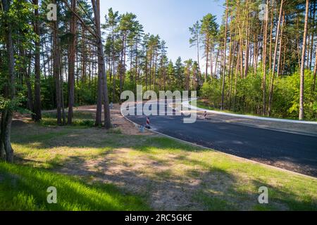 Es wurde eine neue asphaltierte Straße gebaut. Bau neuer Straßen. Verkehrsverbesserung in der städtischen Umwelt. Stockfoto