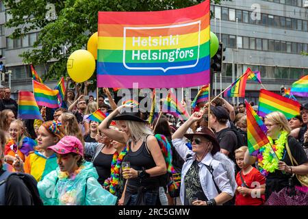 Banner mit Regenbogenflagge und Helsinki City Logo auf der Helsinki Pride 2023 Parade in Helsinki, Finnland Stockfoto