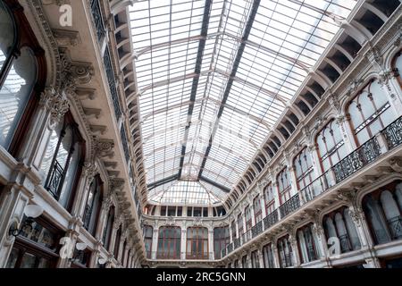 Turin, Italien - 27. März 2022: Cinema Nuovo Romano ist ein Kino, eine Einkaufsgalerie und ein Café im Zentrum von Turin, Piemont, Italien. Stockfoto