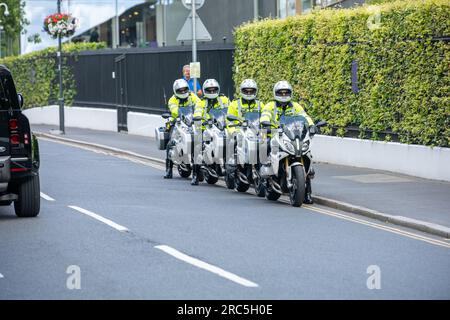 London, Großbritannien. 13. Juli 2023. Große Schlangen inmitten strenger Sicherheitskontrollen im All England Lawn Tennis Club, Wimbledon während des Tennisspiels. Die Metropolitan Police Special Escort Group wartet auf einen VIP Credit: Ian Davidson/Alamy Live News Stockfoto