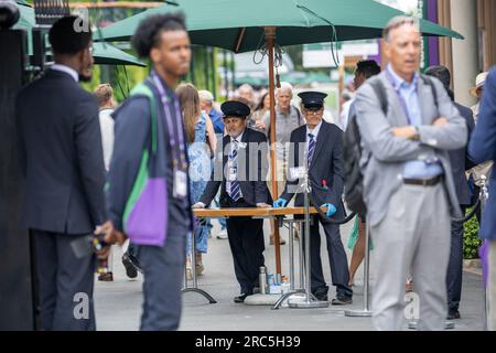 London, Großbritannien. 13. Juli 2023. Große Schlangen inmitten strenger Sicherheitskontrollen im All England Lawn Tennis Club, Wimbledon während des Tennisspiels. Kredit: Ian Davidson/Alamy Live News Stockfoto