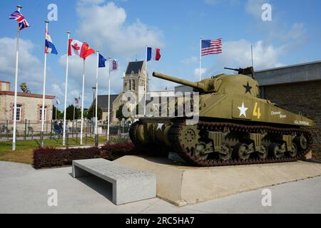 US Sherman Tank vor dem Airborne Museum mit der Kirche dahinter. Sainte Mere Eglise, Frankreich Stockfoto