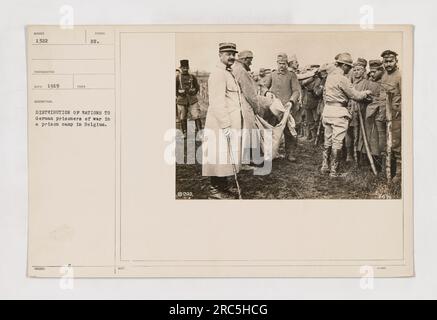 Deutsche Kriegsgefangene bekommen Rationen in einem Gefangenenlager in Belgien. Dieses Foto mit der Nummer 111-SC-1322 wurde 1919 aufgenommen. Das Bild zeigt den Verteilungsprozess, bei dem Soldaten Kisten mit Nahrungsmitteln zu den Gefangenen transportieren. Stockfoto