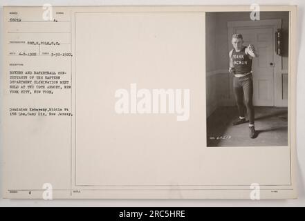 Boxer und Basketballspieler, die an der Eliminierung des östlichen Departements teilnehmen, treffen sich in der 69. Armory in New York City. Das Foto zeigt Dominick Kotarsky, einen Mittelgewichtsboxer mit einem Gewicht von 158 kg aus Camp Dix, New Jersey. Das Bild wurde von Sergeant K. Polk vom Signalkorps am 8. April 1920 aufgenommen und mit der Ausweisnummer 68219 ausgestellt. Bildunterschrift aktualisiert von Frank Rchan am 3. März 2005. Stockfoto