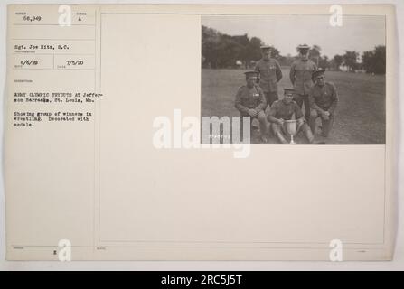 Gewinnergruppe beim Wrestling bei den olympischen Probespielen der Army in Jefferson Barracks in St. Louis, MO. Einer der Gewinner, Sergeant Joe Hitz von S.C., ist bekannt. Die Gewinner sind auf dem Foto mit Medaillen geschmückt. Dieses Bild wurde am 6. Juni 1920 aufgenommen. Stockfoto