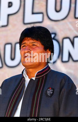 LA PAZ, BOLIVIEN, 14. Januar. Der bolivianische Präsident Evo Morales Ayma (ehemaliger Kokaanbauer und Gewerkschaftsführer) trägt eine Jacke mit einem Abzeichen von Che Guevara, während er an einer Veranstaltung zur Feier des Wiedereintritts Boliviens zum UN-Einheits-Übereinkommen über Suchtstoffe von 1961 teilnimmt. Der Ausdruck und die Pose von Evo in dieser Aufnahme ähneln dem von Che in dem ikonischen Foto „El Guerrillero Heroico“, das der Fotograf Alberto Korda 1960 aufgenommen hat und das die Grundlage für die allgegenwärtigen modernen Bilder von Che bildet (einschließlich des Abzeichens auf der Jacke von Evo). Stockfoto