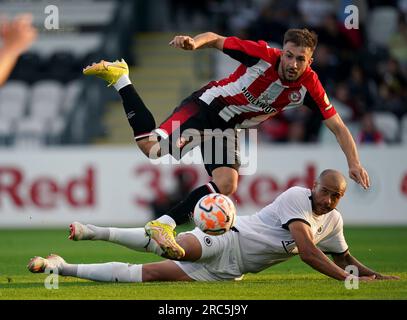 Halil Dervisoglu in Brentford (links) und David Stephens von Boreham Wood kämpfen bei einem Freundschaftsspiel im LV BET Stadium Meadow Park, Borehamwood, um den Ball. Bilddatum: Mittwoch, 12. Juli 2023. Stockfoto