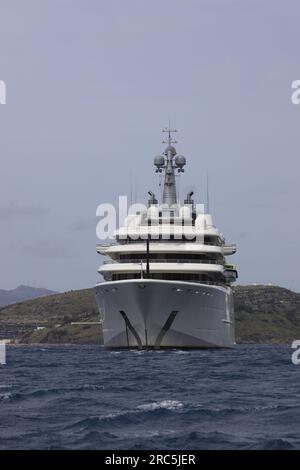 Bodrum, Türkei, 02. April 2023: Die riesige Superyacht Eclipse, im Besitz des russischen Geschäftsmanns Roman Abramovich, verankert in Bodrum's Stockfoto