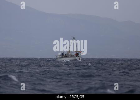 Bodrum, Türkei. 02. April 2023: Der Mast des kleinen Segelboots brach im starken Wind. Stockfoto