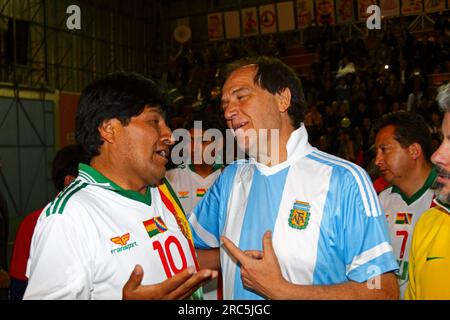 LA PAZ, BOLIVIEN, 30. Oktober 2012. Der bolivianische Präsident Evo Morales (10, links) scherzt vor einem Futsal-Turnier in La Paz mit dem argentinischen Botschafter in Bolivien Ariel Basteiro (rechts). Stockfoto