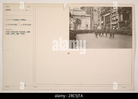 Soldaten der 77. Division marschieren in einer Parade durch New York City, New York. Das Foto, das am 6. Mai 1919 von einem Fotografen des Signalkorps aufgenommen wurde, zeigt die militärischen Aktivitäten während des Ersten Weltkriegs. Das Bild hat die Nummer 49930 und wurde als 77. Division Parade beschrieben. Stockfoto