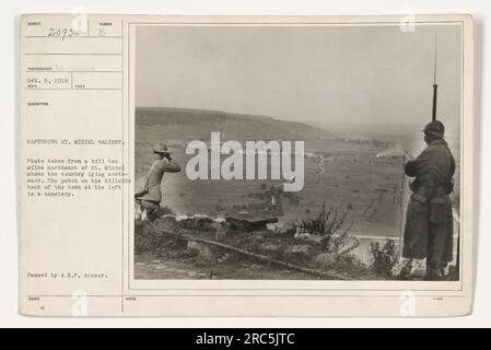 Luftaufnahme des nördlichen Gebiets um St. Mihiel, von einem Hügel 10 Meilen nordöstlich der Stadt. Auf dem Hügel links neben der Stadt ist ein Friedhof zu sehen. Das Foto wurde am 5. Oktober 1918 aufgenommen und vom A.E.P. Zensor genehmigt. Stockfoto