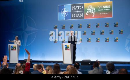 Vilnius, Litauen. 12. Juli 2023. Das Handout zeigt die Pressekonferenz des NATO-Generalsekretärs Jens Stoltenberg am 12. Juli 2023 in Vilnius, Litauen. Generalsekretär Jens Stoltenberg begrüßte die wichtigen Entscheidungen der NATO-Führer zur Anpassung des Bündnisses an die Zukunft. Die Verbündeten vereinbarten die detailliertesten und robustesten Verteidigungspläne der NATO seit dem Kalten Krieg, verstärkten ihr Engagement für Verteidigungsinvestitionen, vereinbarten, die Ukraine der NATO näher zu bringen, und vertieften Partnerschaften auf der ganzen Welt. Foto von NATO über ABACAPRESS.COM Kredit: Abaca Press/Alamy Live News Stockfoto