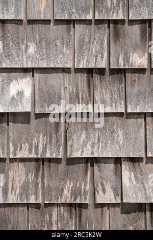 Nahaufnahme der großen grauen verwitterten Schindeln auf dem typischen Cape Cod-Gebäude im malerischen Fischerdorf auf Martha's Vineyard, Mass Stockfoto