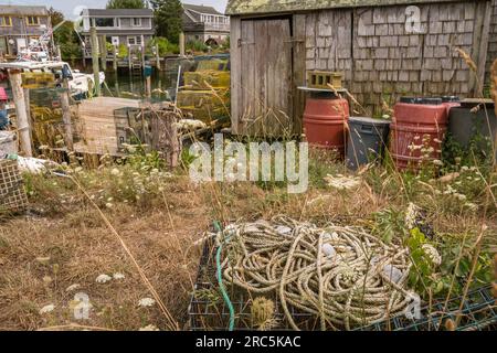 Menemsha, Chilmark, Martha's Vineyard, Massachusetts, USA-Juli 26, 2022 Uhr: Malerisches rustikales verwittertes graues Schindelgebäude in einem berühmten Fischerdorf. Stockfoto