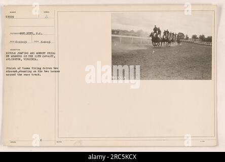 Mitglieder der 11. Kavallerie demonstrieren Hürdenspringen und Affenbohren in Arlington, VA. Sie demonstrieren ihr Können auch in einem Finish von Roman Riding, wo sie zwei Pferde nebeneinander fahren und auf ihnen stehen, während sie die Rennstrecke umfahren. Dieses Foto mit der Beschreibung „SYL MADE 6-8-19 HÜRDENSPRUNG UND AFFENBOHRER VON MITGLIEDERN DER 11. KAVALLERIE, ARLINGTON, VIRGINIA“ wurde herausgegeben. Das Foto hat die Nummer 53509 und ist Teil der Sammlung „Fotos der amerikanischen Militäraktivitäten während des Ersten Weltkriegs“. Stockfoto