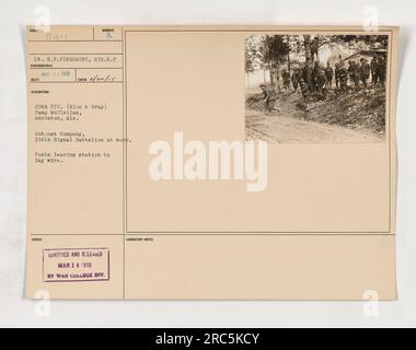 Soldaten der 29. Division, auch bekannt als „Blue & Gray“, im Camp McClellan in Anniston, Alabama, sind auf diesem Foto zu sehen, das für die Außenposten-Kompanie, 104. Signal-Bataillon, arbeitet. Die Soldaten werden gesehen, wie sie ihre Station verlassen, um Kabel zu verlegen. Das Foto wurde am 20. Februar 1918 aufgenommen und von der war College Division zensiert und veröffentlicht. Stockfoto