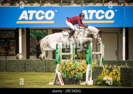 Shauna Cook of Canada nimmt am Rolex North American Grand Prix in Spruce Meadows Teil. Stockfoto