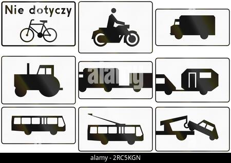 Sammlung polnischer Verkehrsschilder mit verschiedenen Fahrzeugen. Das erste Vorzeichen bedeutet: Fahrräder ausgenommen. Stockfoto