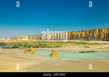 Abendlicher Strandspaziergang in der wunderschönen Normandie nahe Saint-Aubin-Sur-Mer - Frankreich Stockfoto