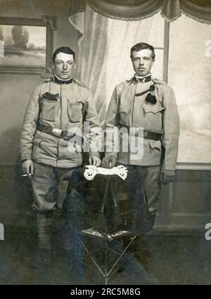 Vintage-Foto von zwei Soldaten des österreichisch-ungarischen Militärs 1914-1918, (erster Kuk-Krieg: Kaiserlich und Königlich) Stockfoto