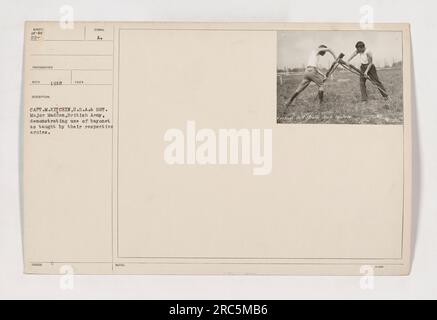 111-SC-22 - Captain Mills Kitchen (USA) und Sergeant Major Madden (Britische Armee) demonstrieren die ordnungsgemäße Verwendung des Bajonetts im Ersten Weltkrieg. Der amerikanische Kapitän und der britische Sergeant Major zeigen die Techniken, die ihre Armeen lehren. Foto aufgenommen 1918. Vertikaler Kugelschreiber Nummer 4. Stockfoto