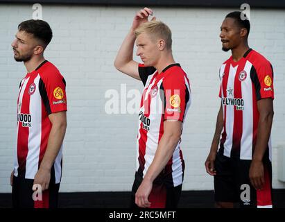 Von links nach rechts: Brentford's Halil Dervisoglu, Ben Mee und Ethan Pinnock vor einem Freundschaftsspiel im LV BET Stadium Meadow Park, Borehamwood. Bilddatum: Mittwoch, 12. Juli 2023. Stockfoto