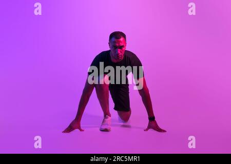 Der Läufer Aus Afrika Macht Crouch Start Auf Purple Background Stockfoto