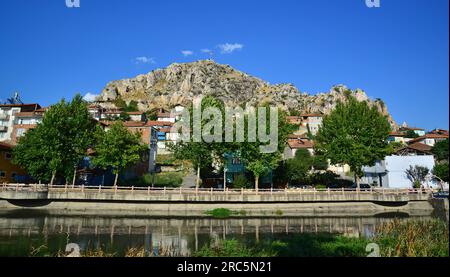 Turhal ist eine Stadt im Norden der Türkei. Es ist berühmt für seine alten Häuser, Moscheen und Burg. Stockfoto