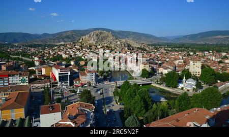 Turhal ist eine Stadt im Norden der Türkei. Es ist berühmt für seine alten Häuser, Moscheen und Burg. Stockfoto