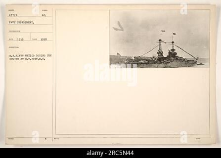 Dies ist ein Schwarzweißfoto, das 1918 während der Rezension in New York City, NY, aufgenommen wurde. Das Bild zeigt die U.S.S. New Mexico, ein Marineschiff, im Vordergrund. Das Foto wurde von einem Fotografen des Navy Department aufgenommen und um 1919 herausgegeben. In den beigefügten Hinweisen wird das Symbol L 4077 3- genannt, es werden jedoch keine weiteren Einzelheiten angegeben. Stockfoto