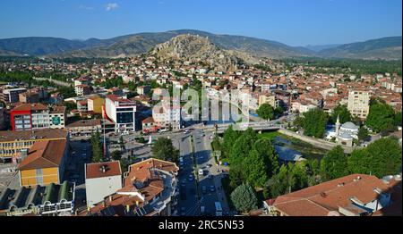 Turhal ist eine Stadt im Norden der Türkei. Es ist berühmt für seine alten Häuser, Moscheen und Burg. Stockfoto