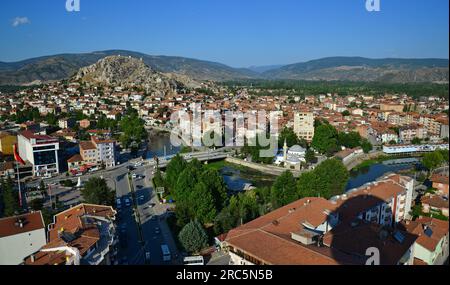 Turhal ist eine Stadt im Norden der Türkei. Es ist berühmt für seine alten Häuser, Moscheen und Burg. Stockfoto