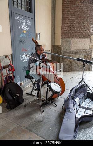 Turin, Italien - 27. März 2022: Junger Cellist auf der Piazza San Giovanni, Turin. Stockfoto