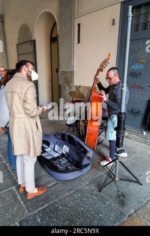 Turin, Italien - 27. März 2022: Junger Cellist auf der Piazza San Giovanni, Turin. Stockfoto