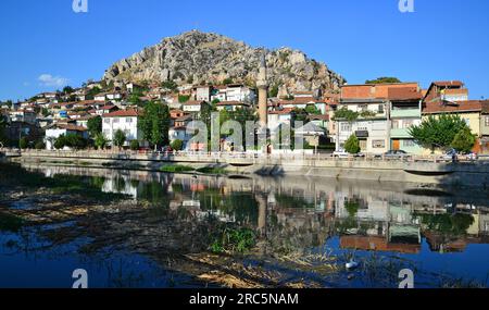 Turhal ist eine Stadt im Norden der Türkei. Es ist berühmt für seine alten Häuser, Moscheen und Burg. Stockfoto