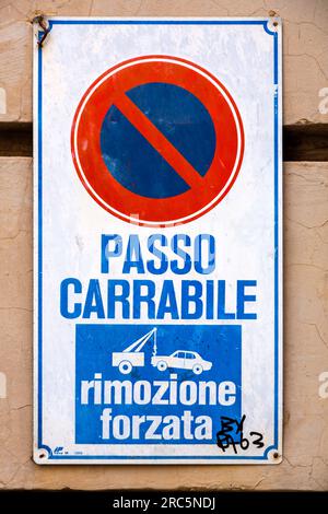 Turin, Italien - 27. März 2022: Italienisches Warnschild „Parken verboten“ in Turin. Stockfoto