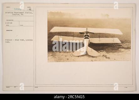 Ein Foto, das die Rückansicht des Pomilio-Flugzeugs Subiect 54362 zeigt, aufgenommen an der Aviation Experiment Station in Hampton, Virginia. Das Bild wurde am 15. Januar 1919 aufgenommen und zur Verbreitung herausgegeben. Das Foto zeigt eine abwärts gerichtete Perspektive des Flugzeugs. Hinweise zum Foto sind enthalten. Stockfoto