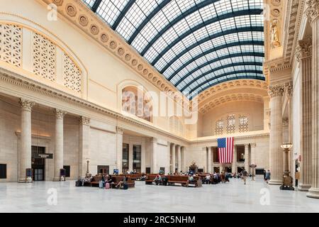 Die Union Station im Stadtzentrum von Chicago ist ein historischer Bahnhof mit Geschäften, Restaurants und schöner Architektur. Stockfoto