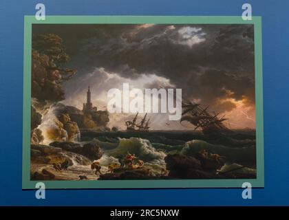 The National Gallery, London, Großbritannien. 12. Juli 2023. Die National Gallery zeigt Kunstwerke von Kindern in der jährlich 28. stattfindenden Take One Picture-Ausstellung, bei der Studenten im ganzen Land von Claude-Joseph Vernet's A Shipwreck in Stormy Seas (1773) inspiriert wurden. Jedes Jahr lädt die Galerie Grundschulen landesweit ein, sich auf eines ihrer Gemälde zu konzentrieren und kreativ zu antworten, indem sie den Fragen und Ideen der Kinder folgt und Kunst in den Mittelpunkt des Lernens der Kinder über den Lehrplan stellt. Kredit: Malcolm Park/Alamy Live News Stockfoto