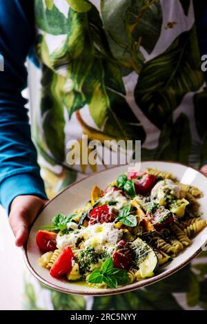 Pasta mit gegrilltem Zuccini, Buratta und Pesto und Basilikum. Top-weiv.selective-Fokus Stockfoto