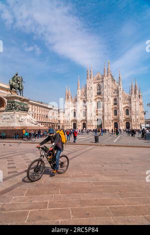 Mailand, Italien - 29. März 2022: Historischer Domplatz, Piazza del Duomo im Zentrum von Mailand, Lombardei, Italien. Stockfoto