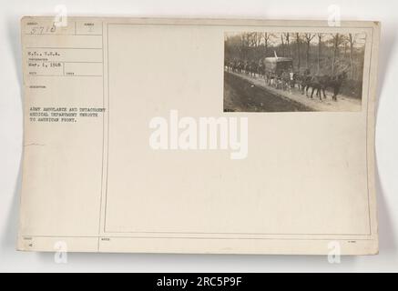 Ein Konvoi aus den USA Ambulanzen der Armee und medizinisches Personal der Medizinischen Abteilung auf ihrer Reise an die amerikanische Front während des Ersten Weltkriegs. Bild aufgenommen am 1. März 1918. Stockfoto